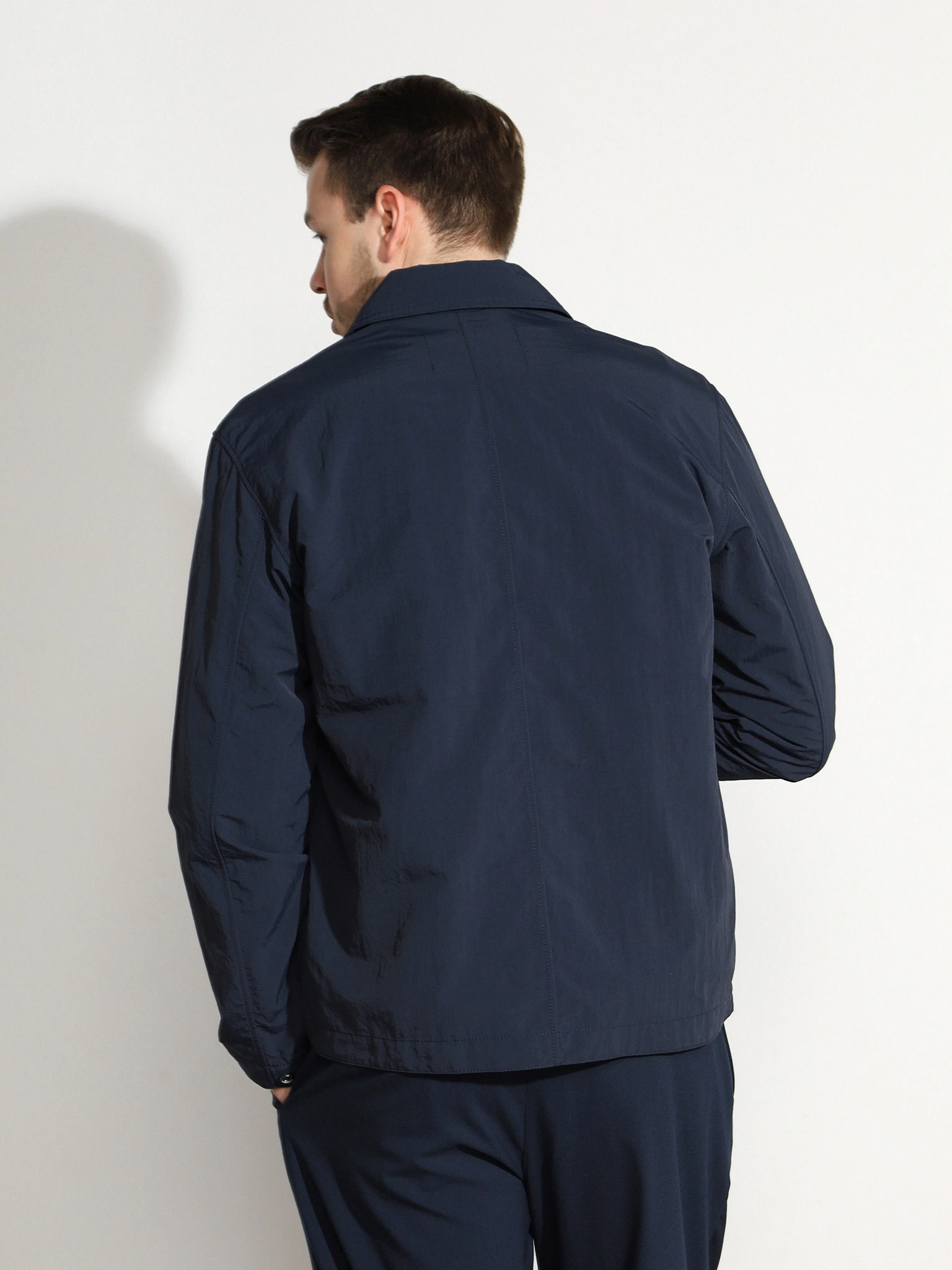 Куртка-ветровка темно-синего цвета 